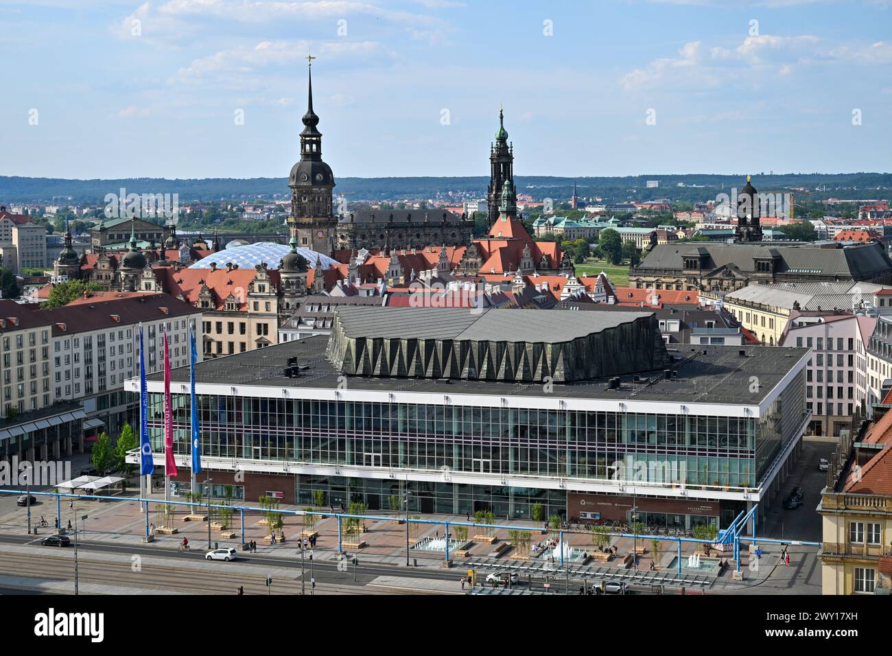 Dresda, Germania - 8 luglio 2023: Kulturpalast (EN: Palazzo della Cultura), un classico esempio di espressione architettonica comunista di ordine sociale a Dresda Foto Stock