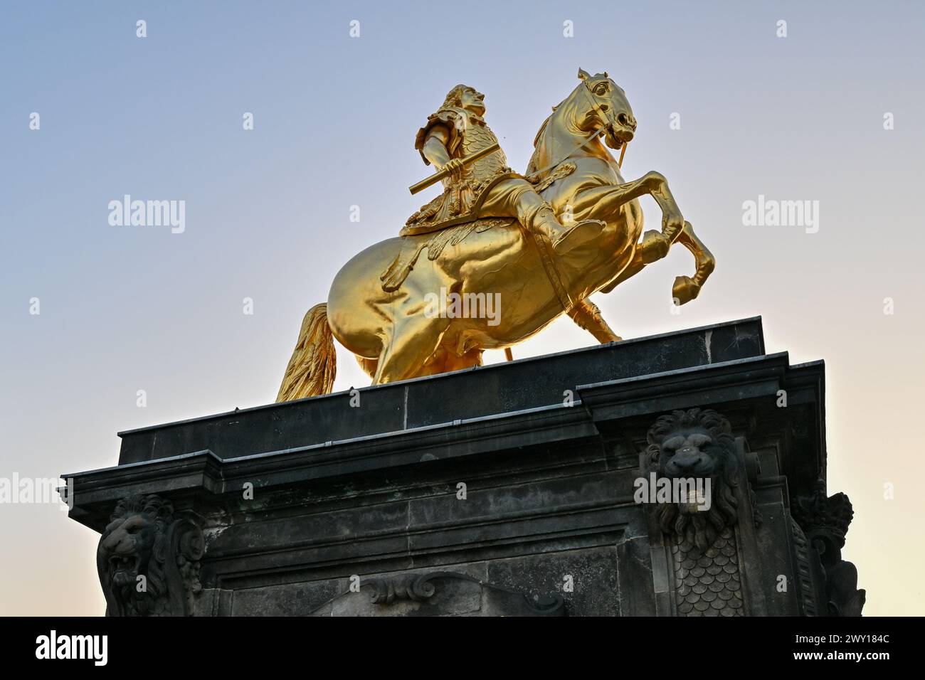 Il Goldener Reiter (cavaliere d'oro), una statua equestre dorata di Augusto il forte, è uno dei monumenti più noti di Dresda. Foto Stock