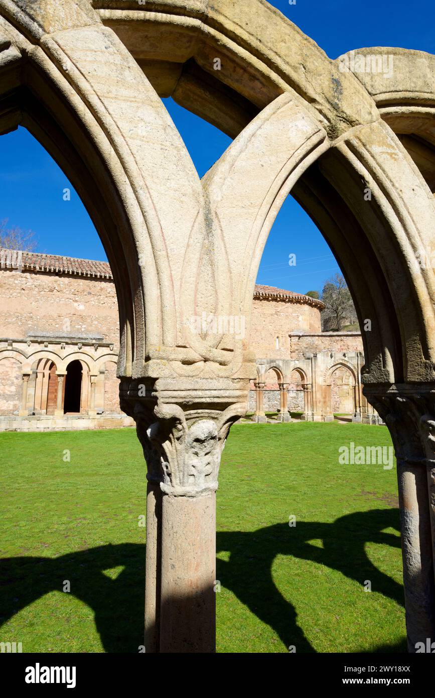 Vista esterna delle colonne del chiostro del monastero di San Juan de Duero a Soria, Castilla Leon in Spagna. Foto Stock