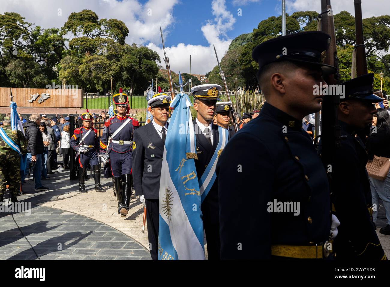 Buenos Aires, Argentina. 2 aprile 2024. I membri del Reggimento granatieri a cavallo (L), della Marina argentina (C) e della fanteria rendono omaggio ai caduti di Malvinas al cenotafio di Plaza San Martin. Ogni 2 aprile, l'Argentina celebra la giornata dei Veterani e dei caduti nella guerra delle Malvinas per rendere omaggio a coloro che hanno partecipato alla guerra del 1982 e hanno combattuto per la sovranità del territorio. Credito: SOPA Images Limited/Alamy Live News Foto Stock