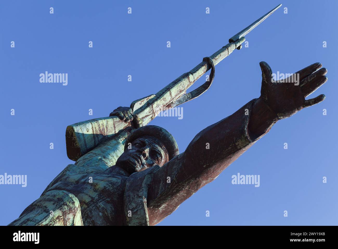 Sebastopoli, Crimea - 22 settembre 2018: Vista ravvicinata del monumento al soldato e marinaio a Capo Khrustalny è maestosa e la più evidente Foto Stock