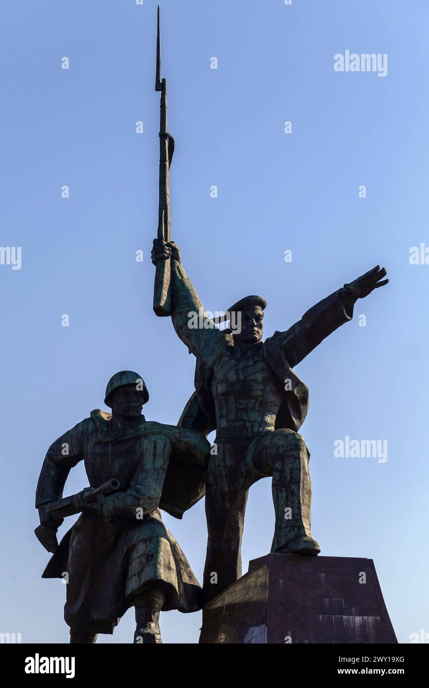 Sebastopoli, Crimea - 22 settembre 2018: Il monumento al soldato e marinaio a Capo Khrustalny è maestoso e il punto di riferimento più evidente del cit Foto Stock