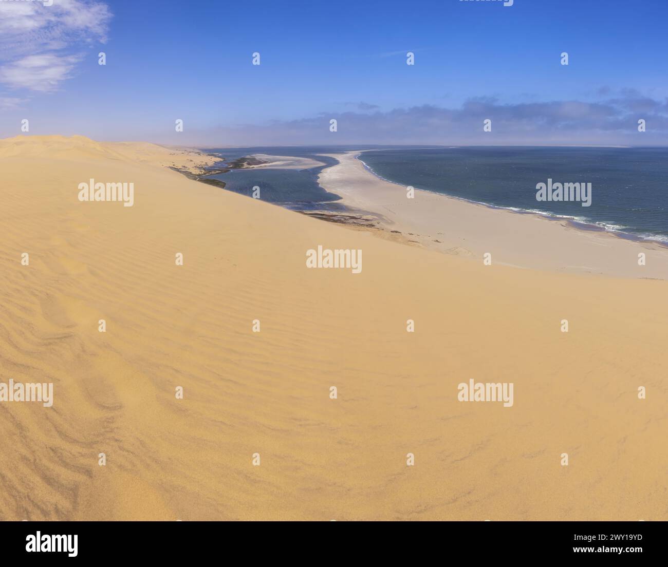 Foto delle dune di Sandwich Harbor in Namibia sulla costa atlantica durante il giorno d'estate Foto Stock