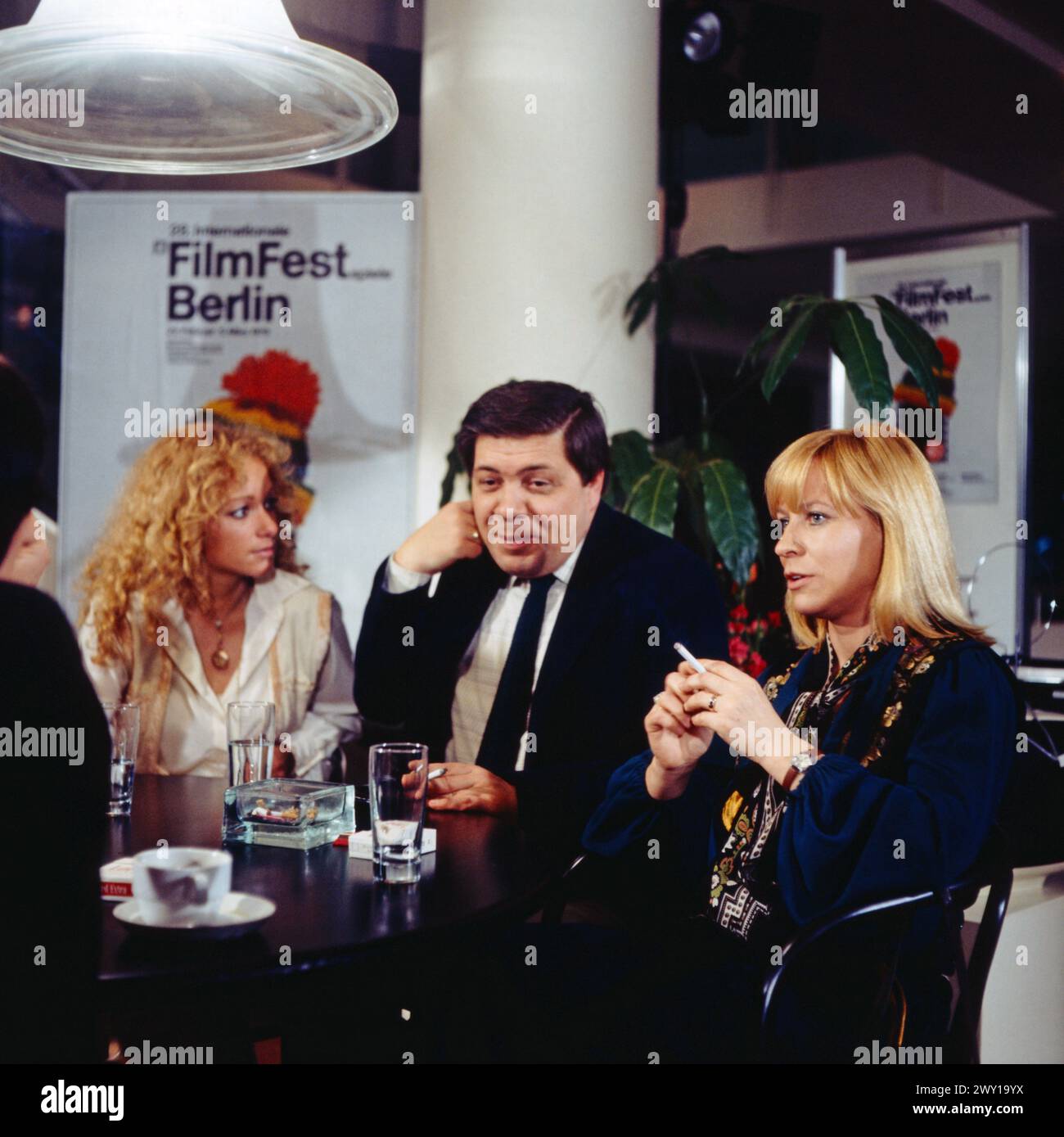 Aspekte - ZDF Kulturmagazin, Sendung von den 28. Internationalen Filmfestspielen Berlin, 24.02.1978, Bild: Moderatore Walther Schmieding beim Interview mit Schauspielerin Silvia Reize (links) und Regisseurin Margarethe von Trotta (rechts), deren Film: DAS zweite Erwachen der Christa Klages den Interfilm-Award - otto-Dibelius-Preis erhält. Foto Stock