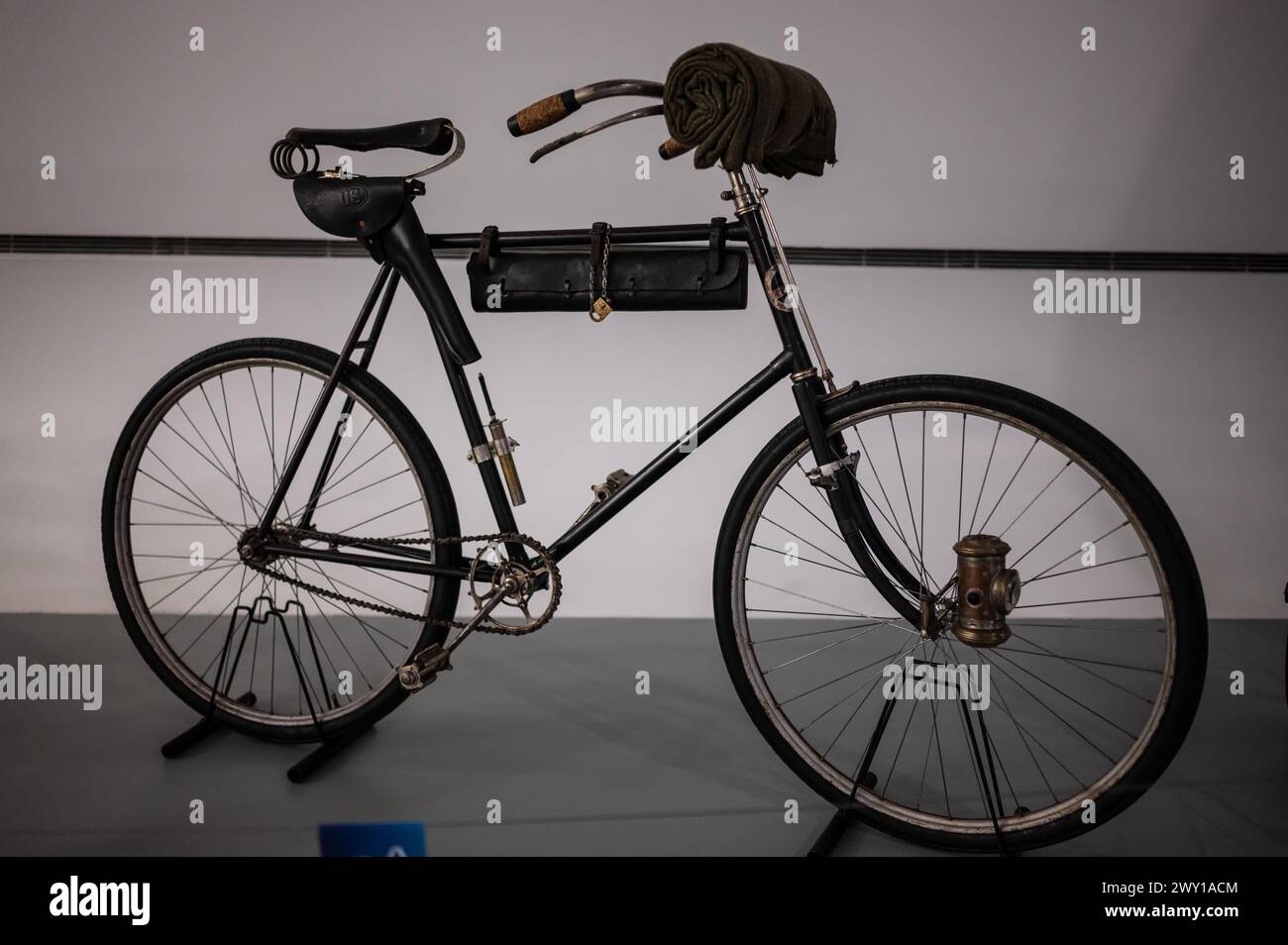 Columbia modello numero 40, utilizzato nella guerra ispano-americana del 1898. Mobility City Technology Museum nel Ponte di Zaha Hadid (Bridge Pavilion), Zarag Foto Stock