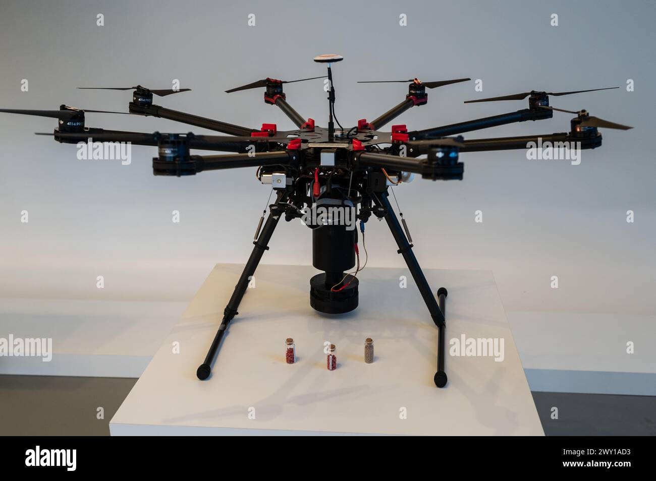 Drone di riforestazione sostenibile e innovativo. Mobility City Technology Museum nel Ponte di Zaha Hadid (Padiglione del ponte), Saragozza, Spagna Foto Stock