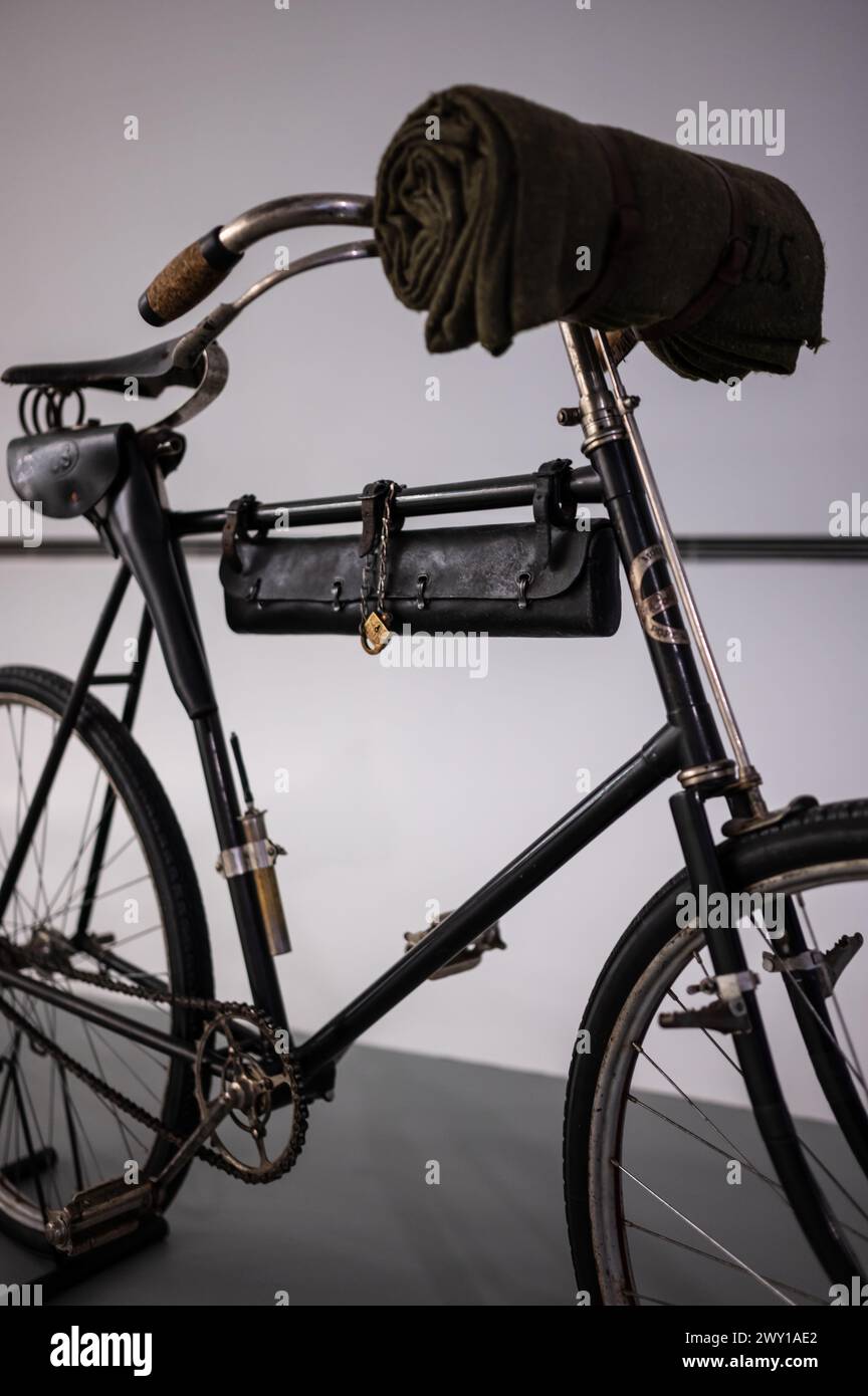 Columbia modello numero 40, utilizzato nella guerra ispano-americana del 1898. Mobility City Technology Museum nel Ponte di Zaha Hadid (Bridge Pavilion), Zarag Foto Stock