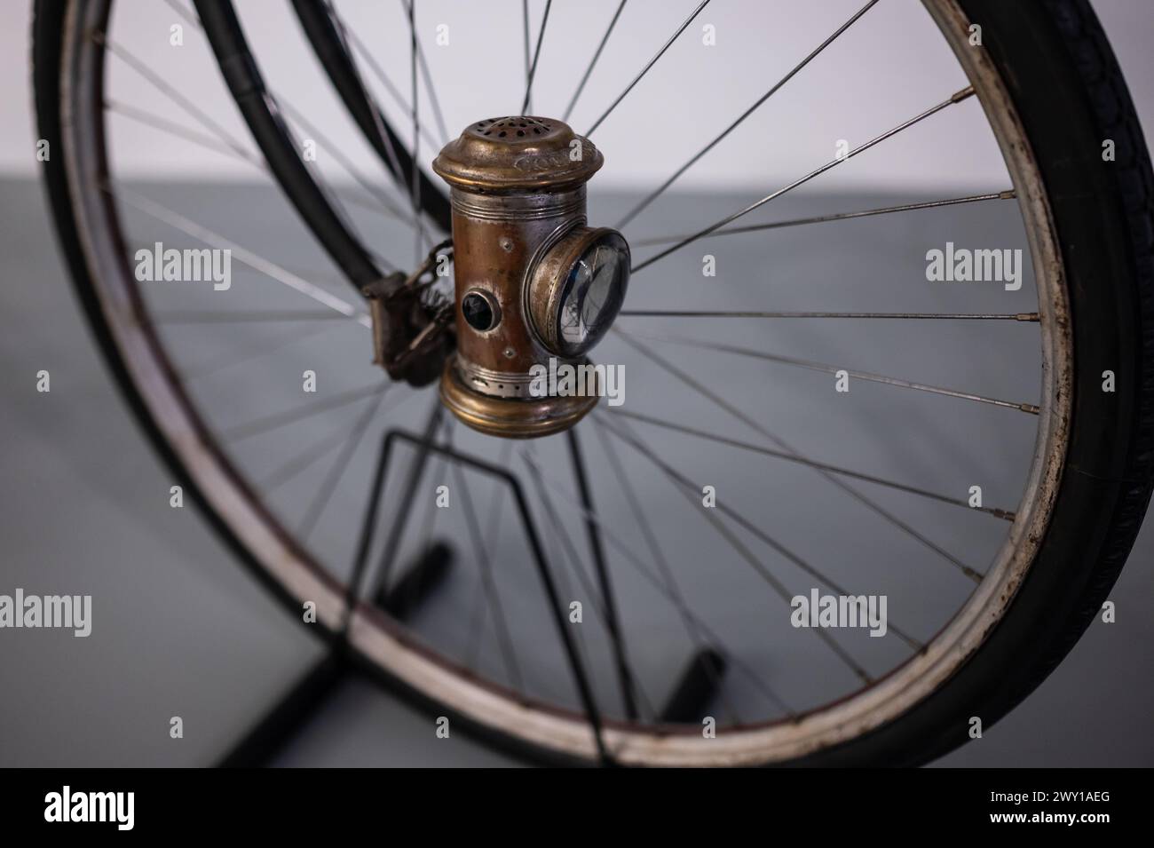 Columbia modello numero 40, utilizzato nella guerra ispano-americana del 1898. Mobility City Technology Museum nel Ponte di Zaha Hadid (Bridge Pavilion), Zarag Foto Stock