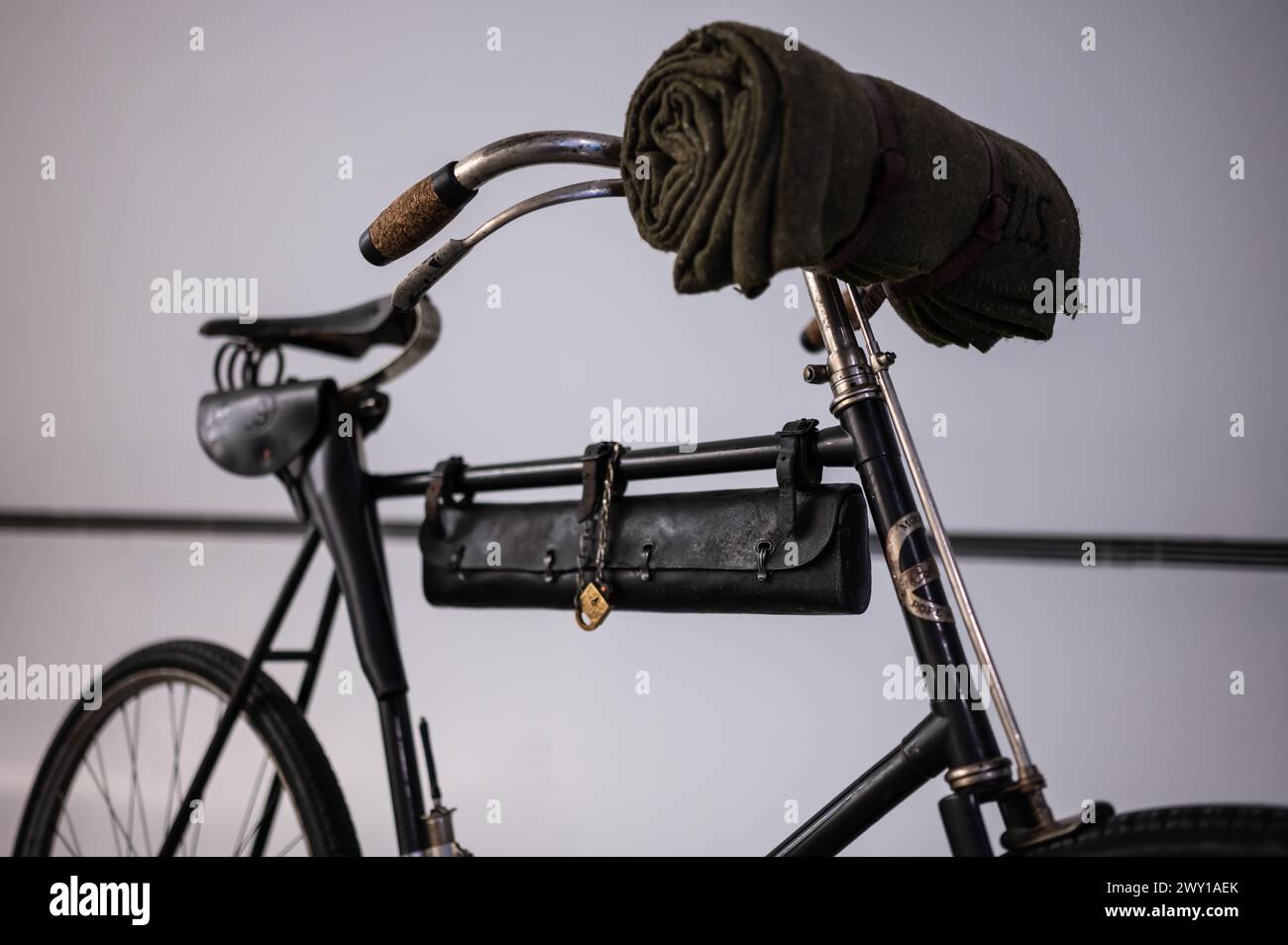 Columbia modello numero 40, utilizzato nella guerra ispano-americana del 1898. Mobility City Technology Museum nel Ponte di Zaha Hadid (Bridge Pavilion), Zarag Foto Stock