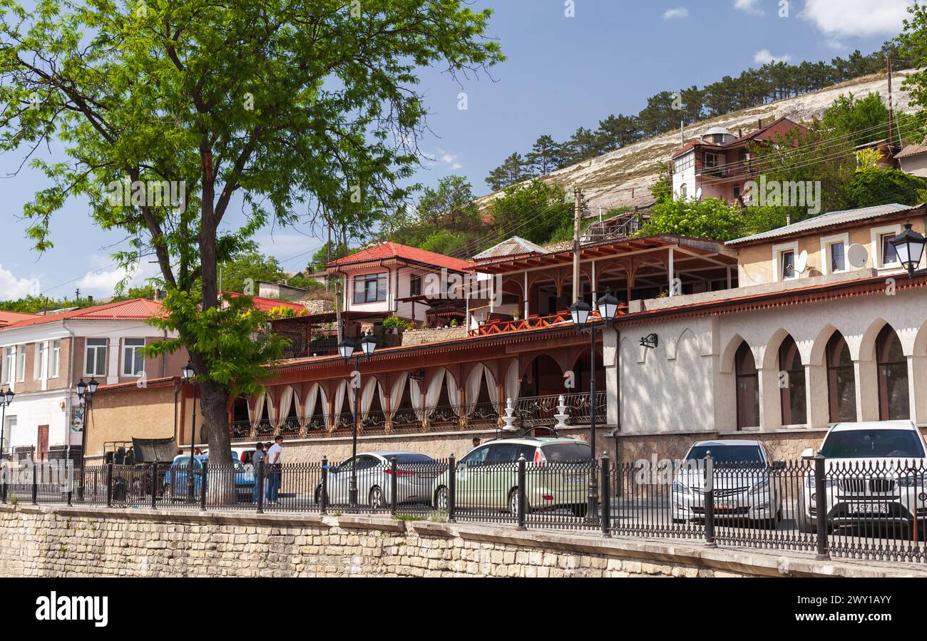 Bakhchysarai, Crimea - 6 maggio 2018: Vista sulla strada con auto parcheggiate e persone che camminano Foto Stock