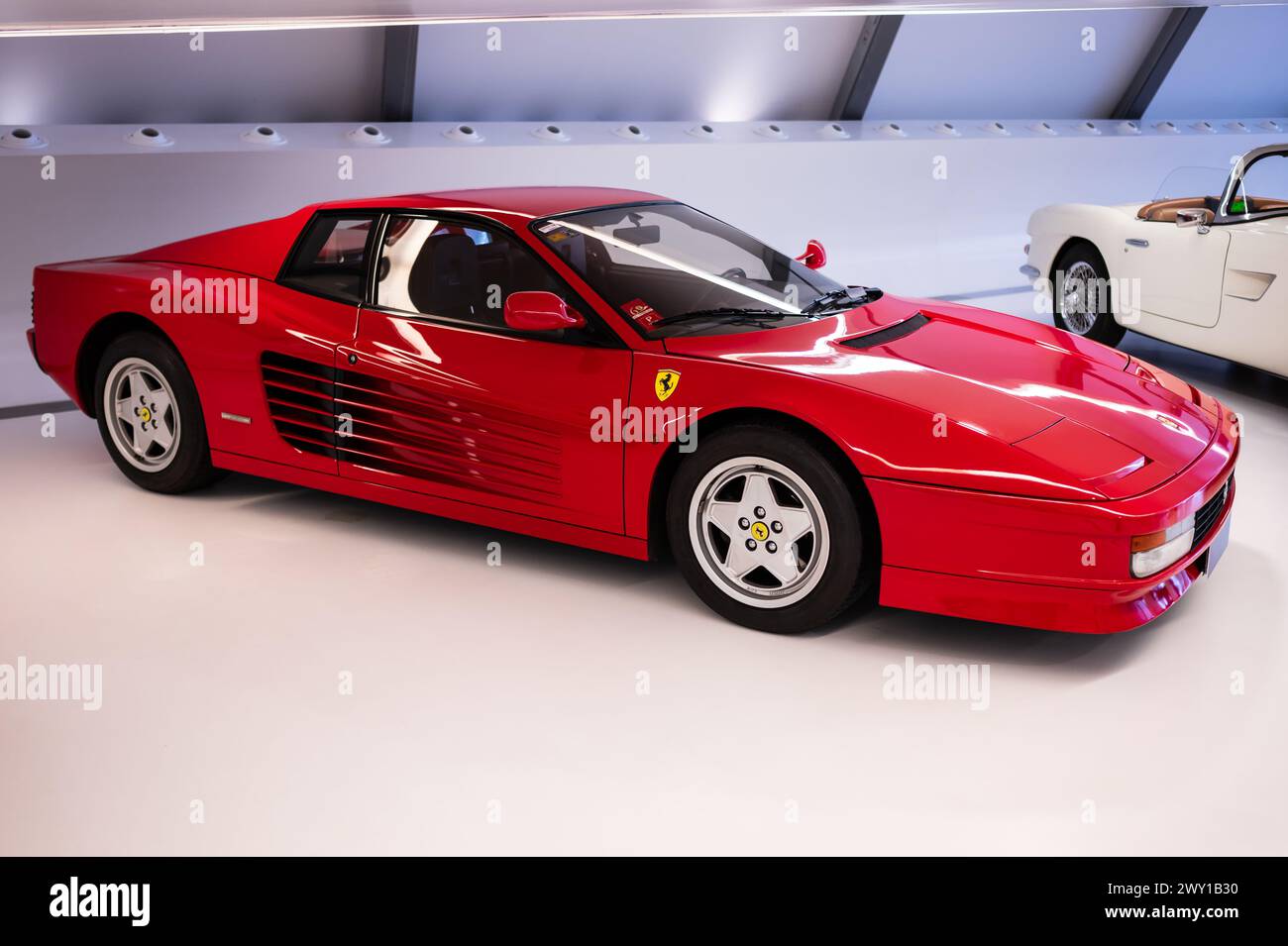 Ferrari Testarossa del 1989. Mobility City Technology Museum nel Ponte di Zaha Hadid (Padiglione del ponte), Saragozza, Spagna Foto Stock