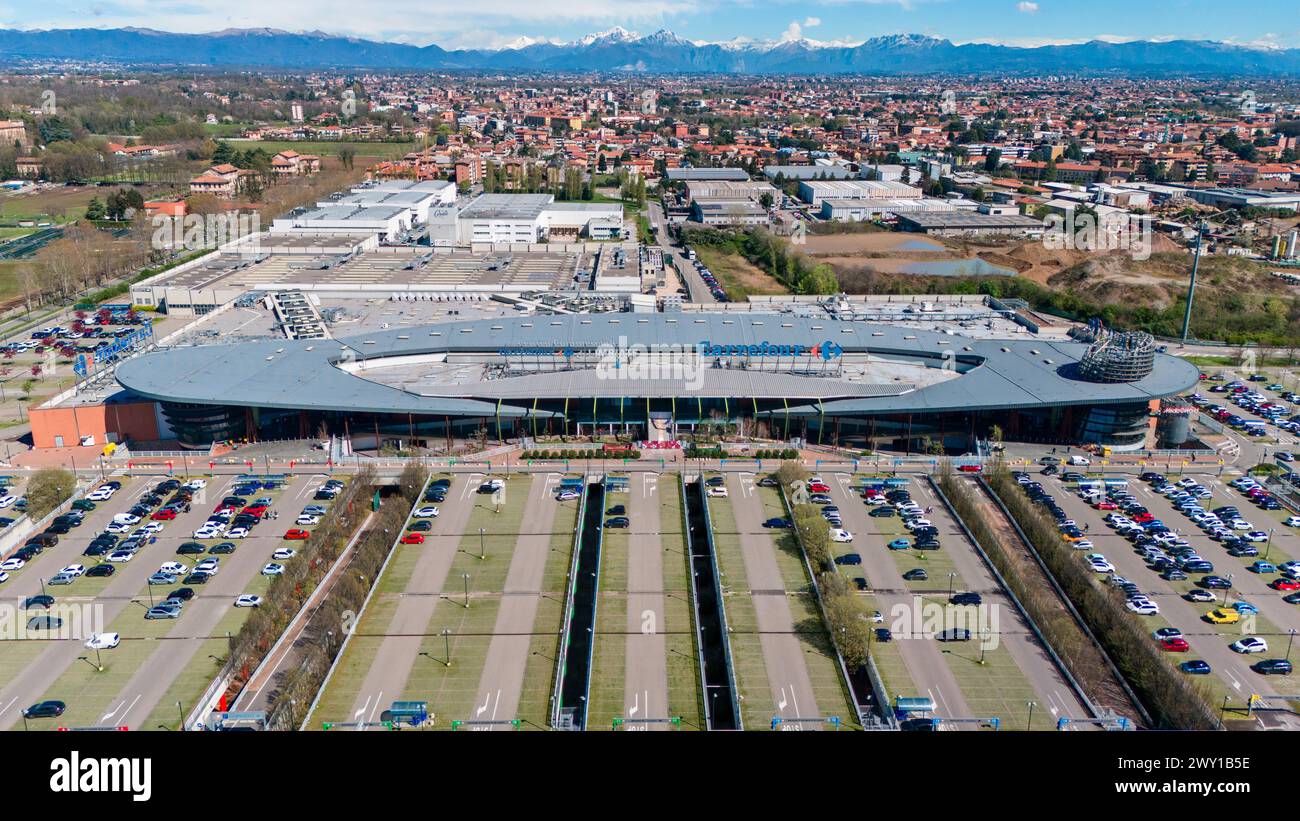 Vista aerea del centro commerciale Carrefour di Limbiate. Palo dello shopping, marchi famosi. Limbiate, Monza e Brianza. 02-04-2024. Italia Foto Stock