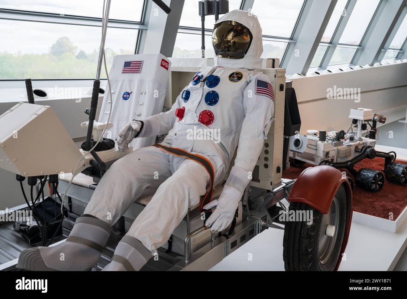 Veicolo Lunar Roving. Mobility City Technology Museum nel Ponte di Zaha Hadid (Padiglione del ponte), Saragozza, Spagna Foto Stock