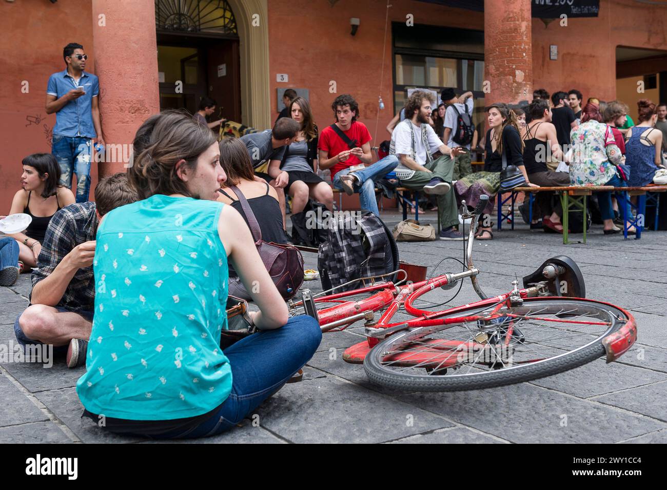 Vie estudiantine a Bologna - seduti su un terreno quadrato | vita studentesca un Bologna - Assis sur les pavés d'une Place de la cité Foto Stock