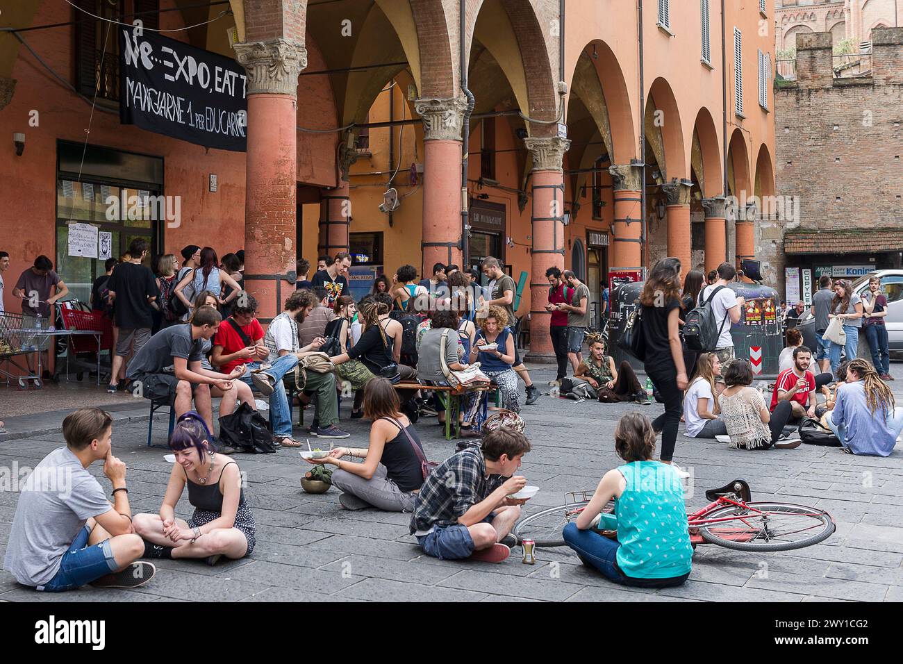 Vie estudiantine a Bologna - seduti su un terreno quadrato | vita studentesca un Bologna - Assis sur les pavés d'une Place de la cité Foto Stock