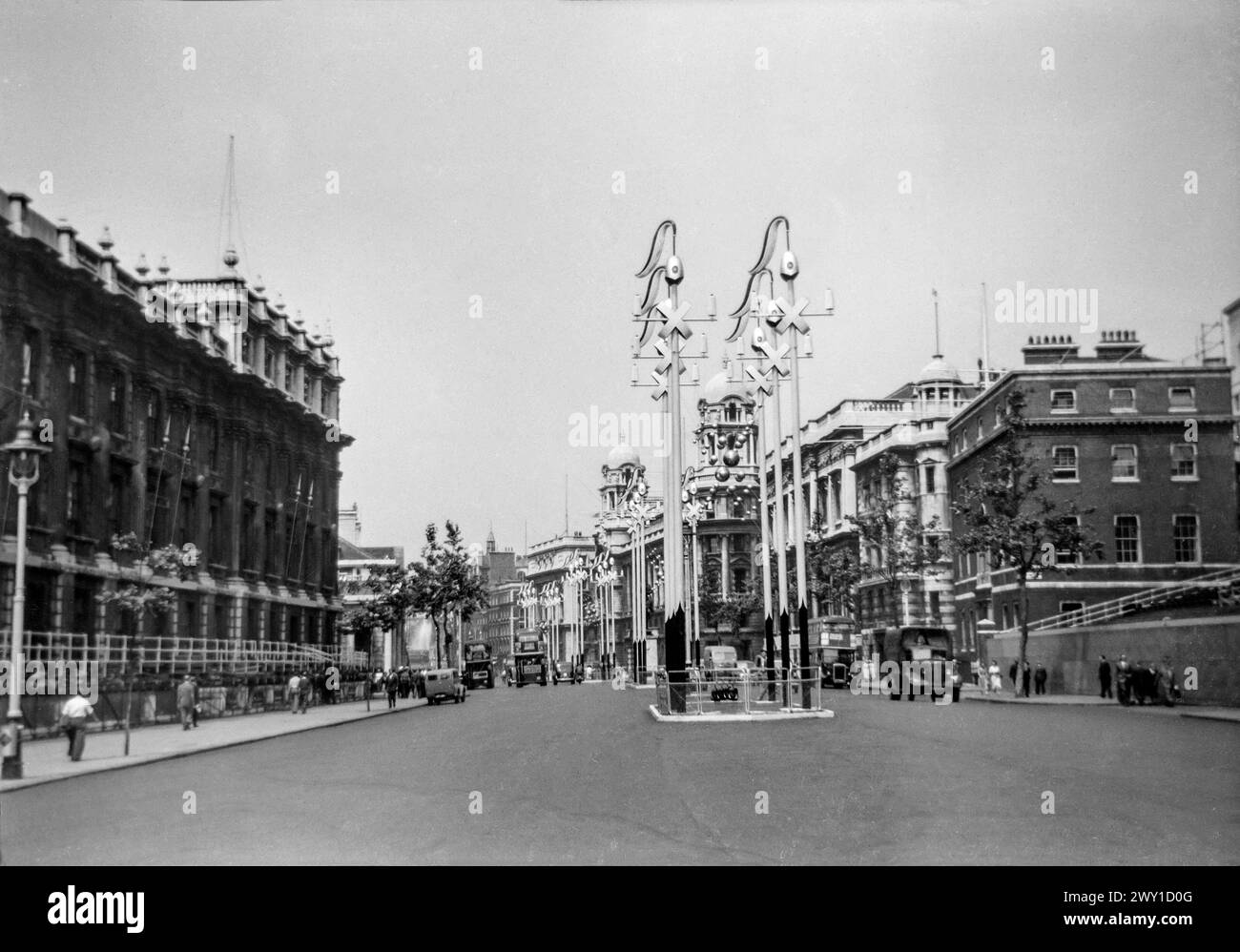 Festival of Britain; 1951; lampioni decorativi in atto per il Festival of Britain. Whitehall, guardando a nord, Londra, Regno Unito Foto Stock