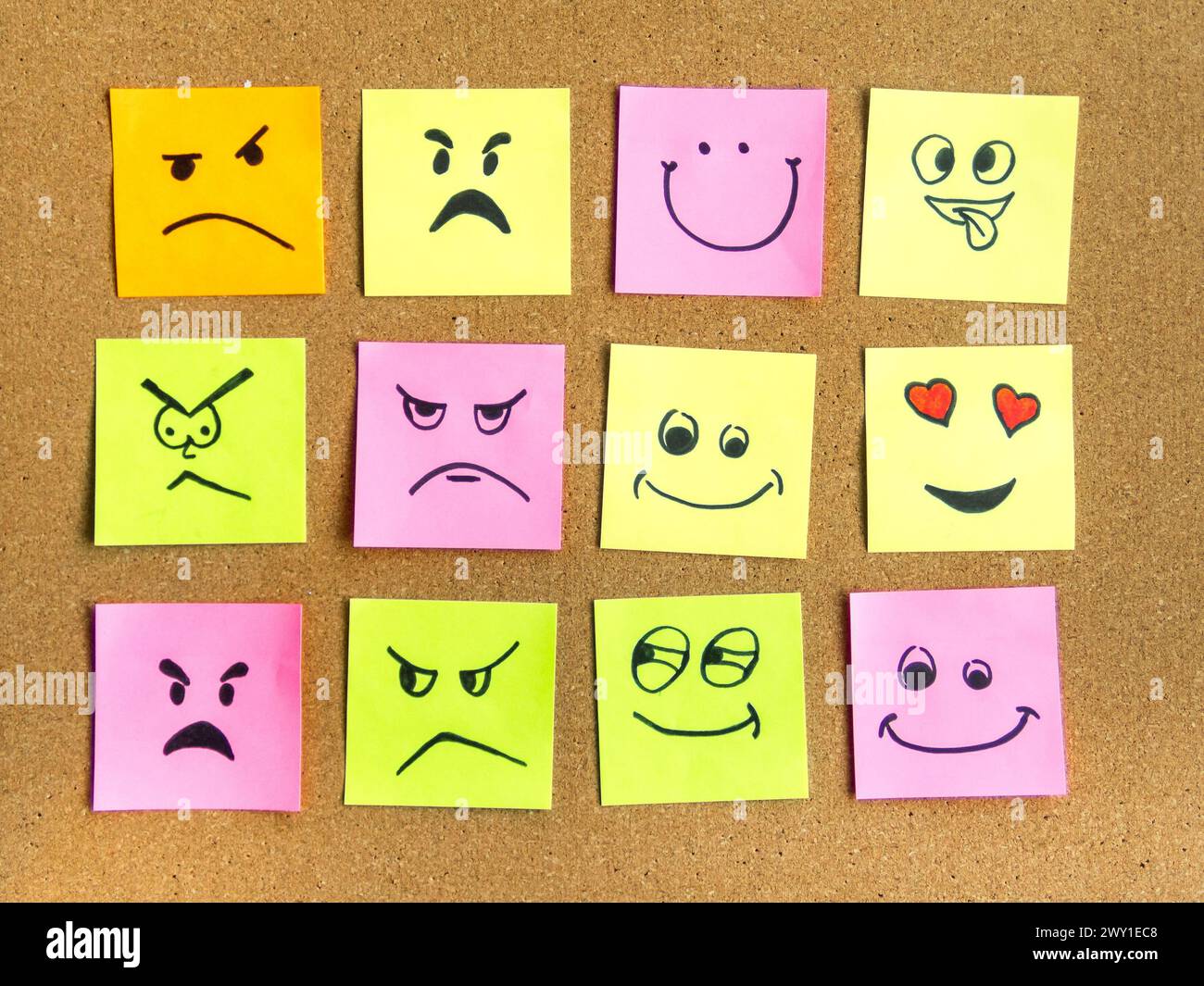 bordo di sughero con il palo colorato relativo che rappresenta le varie emoticon con concetto di comunicazione di varie emozioni Foto Stock