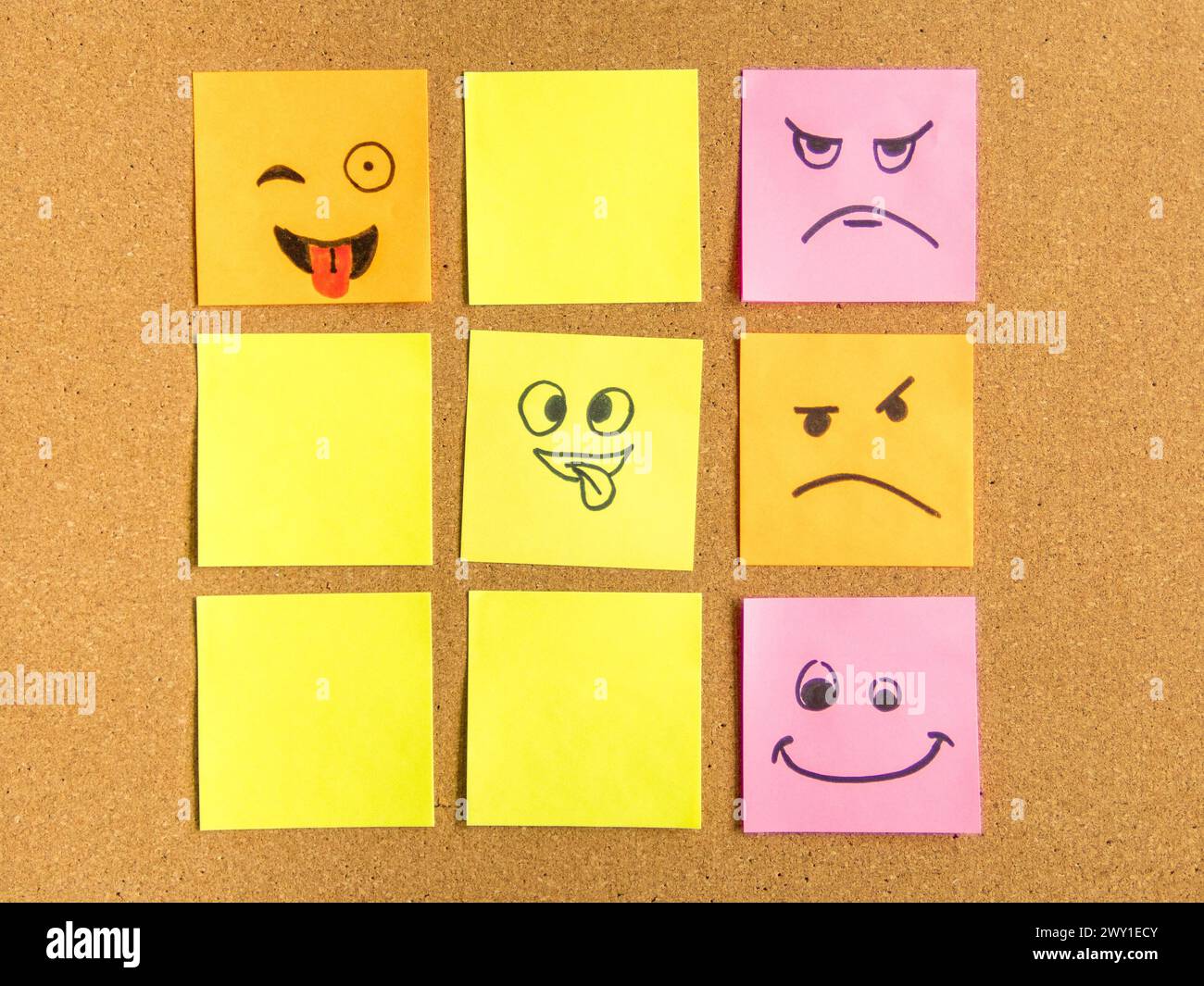 bordo di sughero con il palo colorato relativo che rappresenta le varie emoticon con concetto di comunicazione di varie emozioni Foto Stock