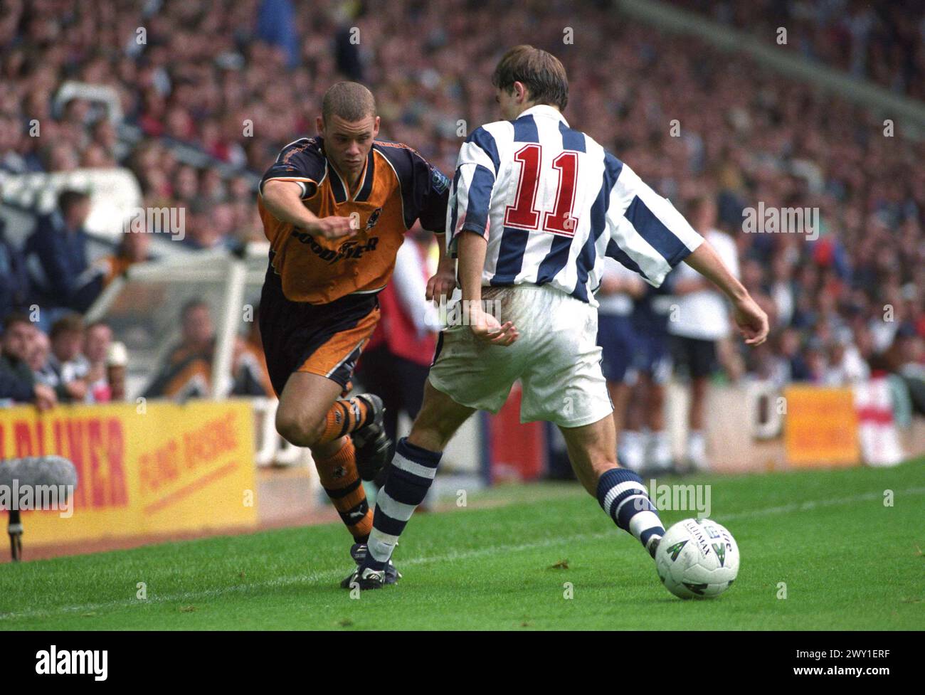 West Bromwich Albion V Wolverhampton Wanderers agli Hawthorns 24/8/97 1-0 Jamie Smith dei Wolves Nutmegs Kevin Kilbane. Foto Stock