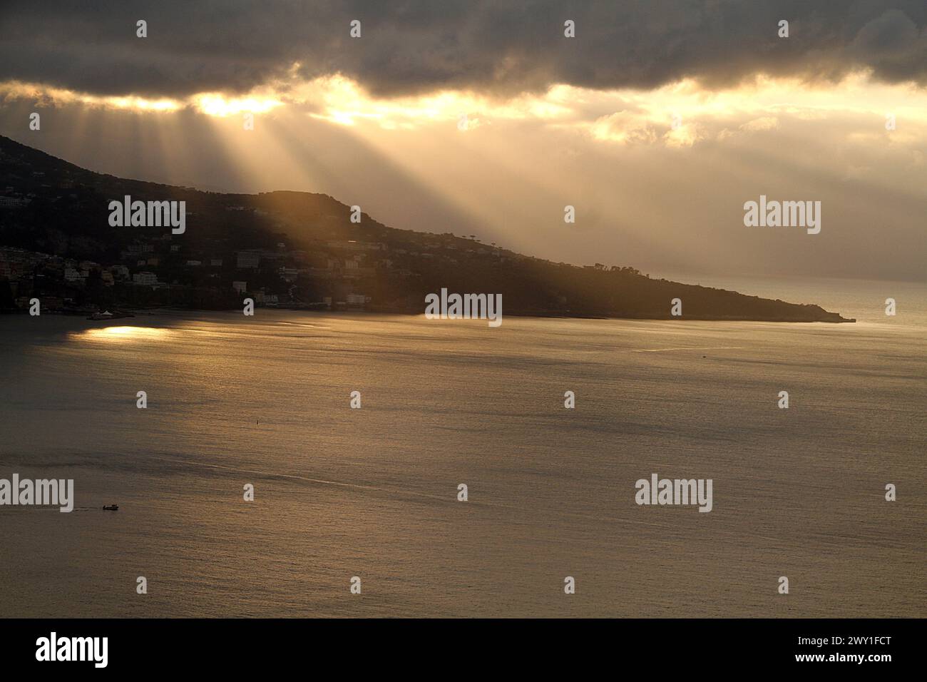 Meta, Italia. Vista panoramica sul Golfo di Napoli con una spettacolare luce del tramonto. Foto Stock