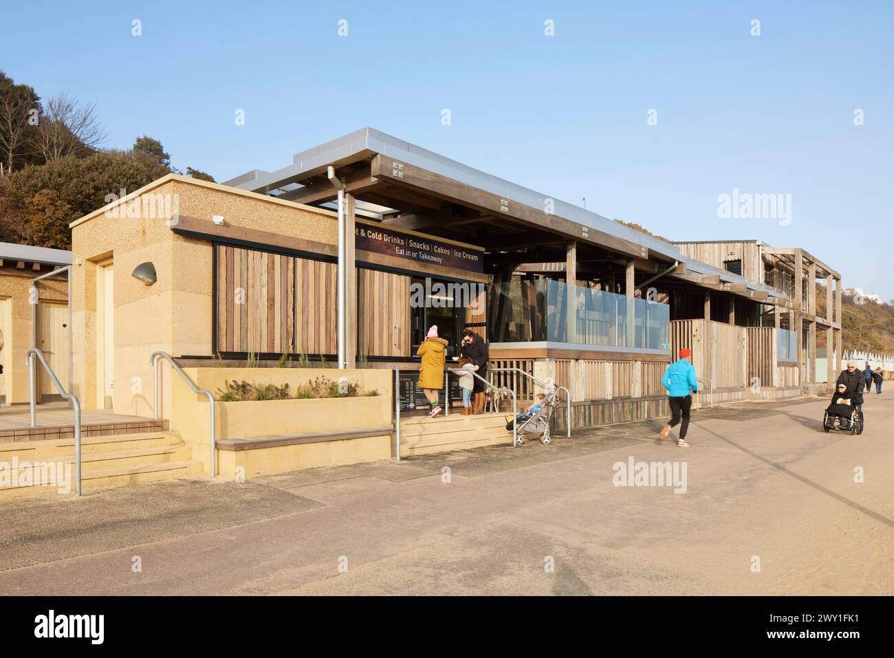 Vista esterna dalla passeggiata. Durley Chine Environmental Hub, Bournemouth, Regno Unito. Architetto: Footprint Architects , 2023. Foto Stock