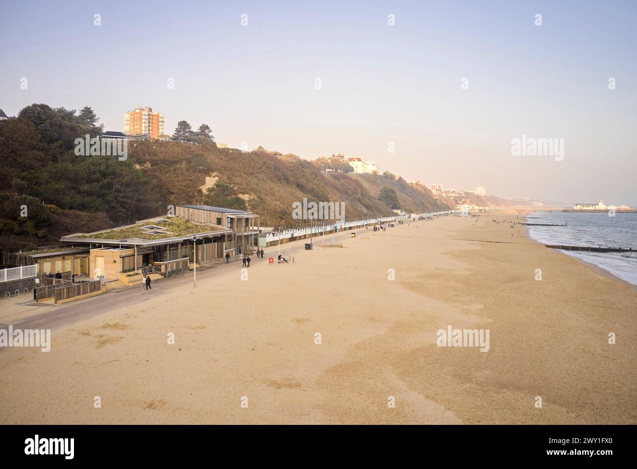 Vista dell'Arial dalla spiaggia. Durley Chine Environmental Hub, Bournemouth, Regno Unito. Architetto: Footprint Architects , 2023. Foto Stock