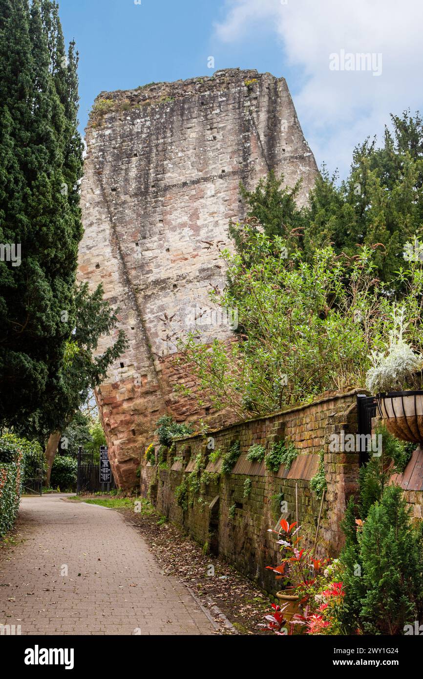 Le rovine del castello di Bridgnorth nella città di confine dello Shropshire, Bridgnorth, Inghilterra, Regno Unito Foto Stock