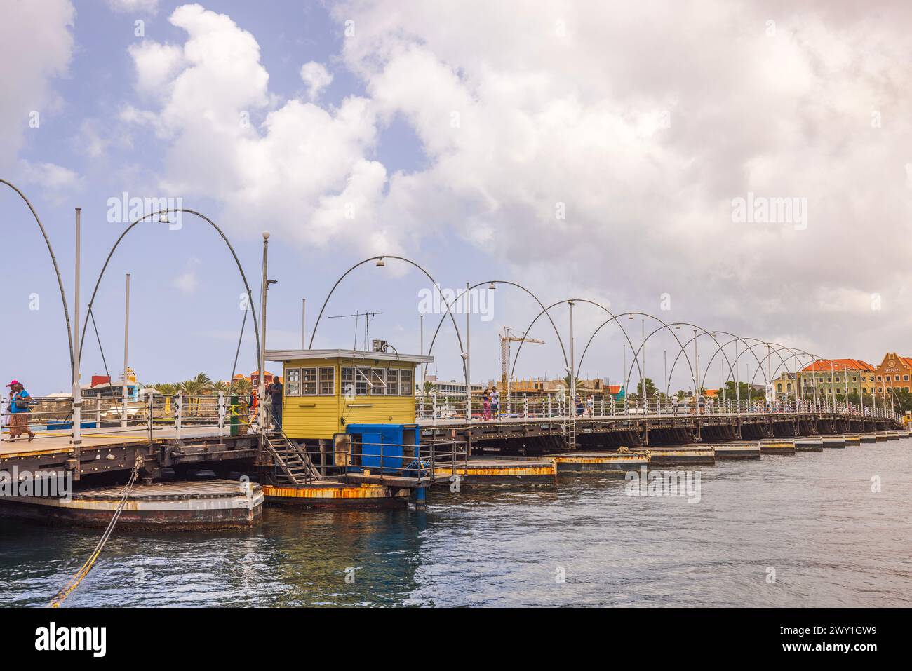 Vista panoramica del famoso Ponte della Regina Emma, che si apre per consentire il passaggio delle barche. Willemstad. Curacao. Foto Stock