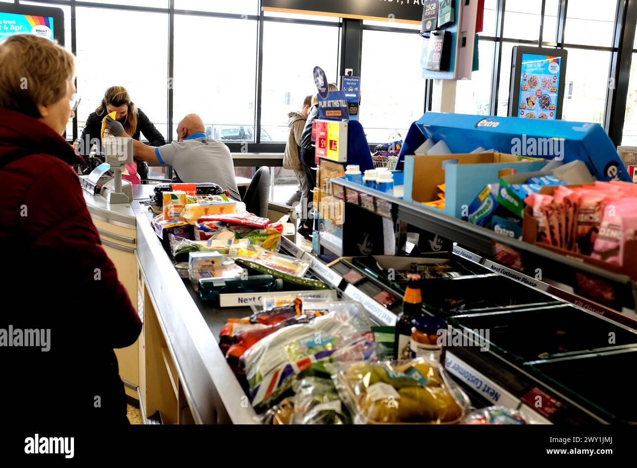 filiale del supermercato aldi, interno, città di ramsgate, kent orientale, regno unito aprile 2024 Foto Stock