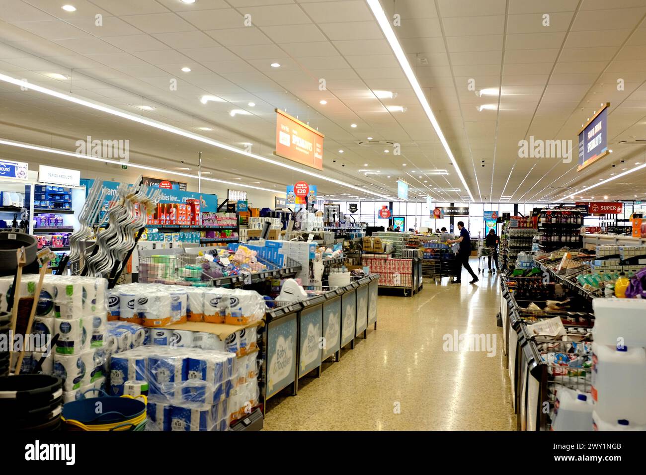 filiale del supermercato aldi, interno, città di ramsgate, kent orientale, regno unito aprile 2024 Foto Stock