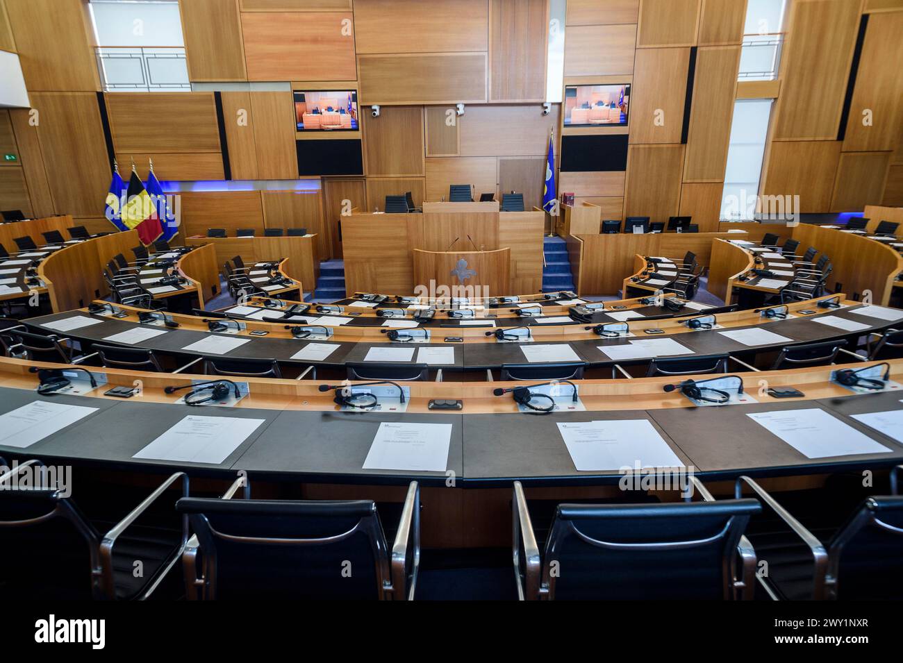 Parlamento regionale di Bruxelles vuoto - Emiciclo | Parlement régional Bruxellois vide - assedi e allées vides - Emiciclo Foto Stock