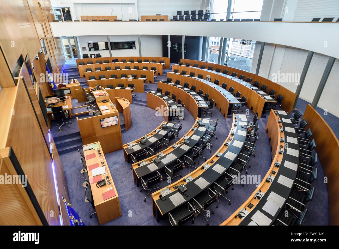 Parlamento regionale di Bruxelles vuoto - Emiciclo | Parlement régional Bruxellois vide - assedi e allées vides - Emiciclo Foto Stock