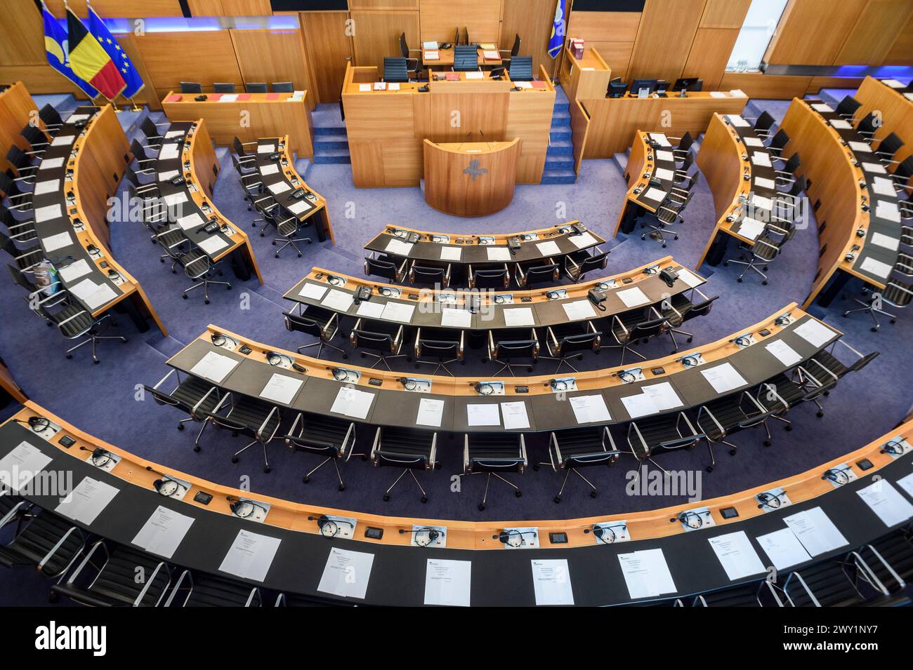 Parlamento regionale di Bruxelles vuoto - Emiciclo | Parlement régional Bruxellois vide - assedi e allées vides - Emiciclo Foto Stock