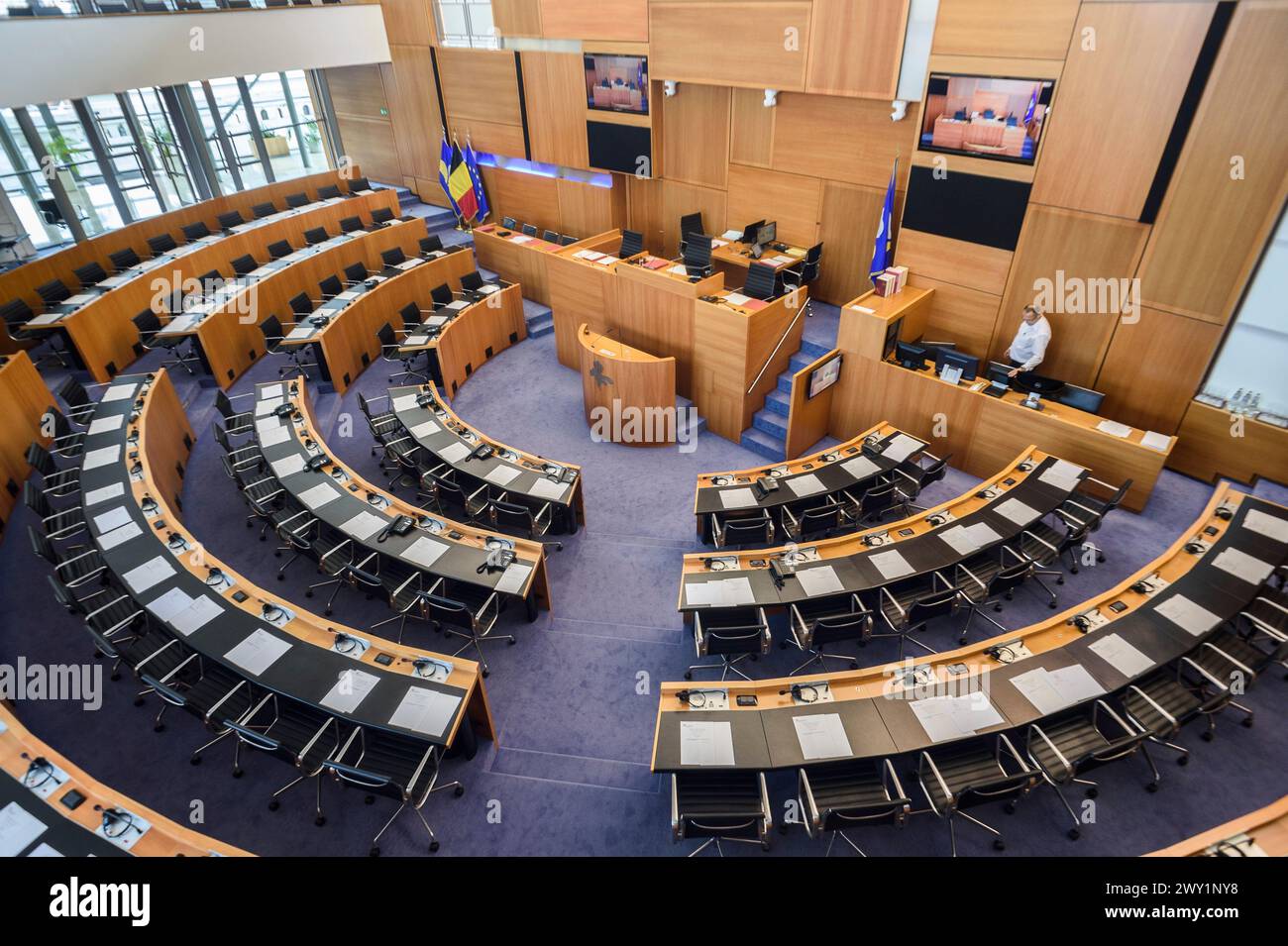 Parlamento regionale di Bruxelles vuoto - Emiciclo | Parlement régional Bruxellois vide - assedi e allées vides - Emiciclo Foto Stock