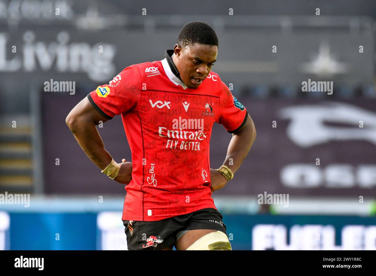 Swansea, Galles. 30 marzo 2024. Emmanuel Tshituka degli Emirates Lions durante la partita del 13° round del United Rugby Championship (URC) tra Ospreys ed Emirates Lions al Swansea.com Stadium di Swansea, Galles, Regno Unito, il 30 marzo 2024. Crediti: Duncan Thomas/Majestic Media. Foto Stock