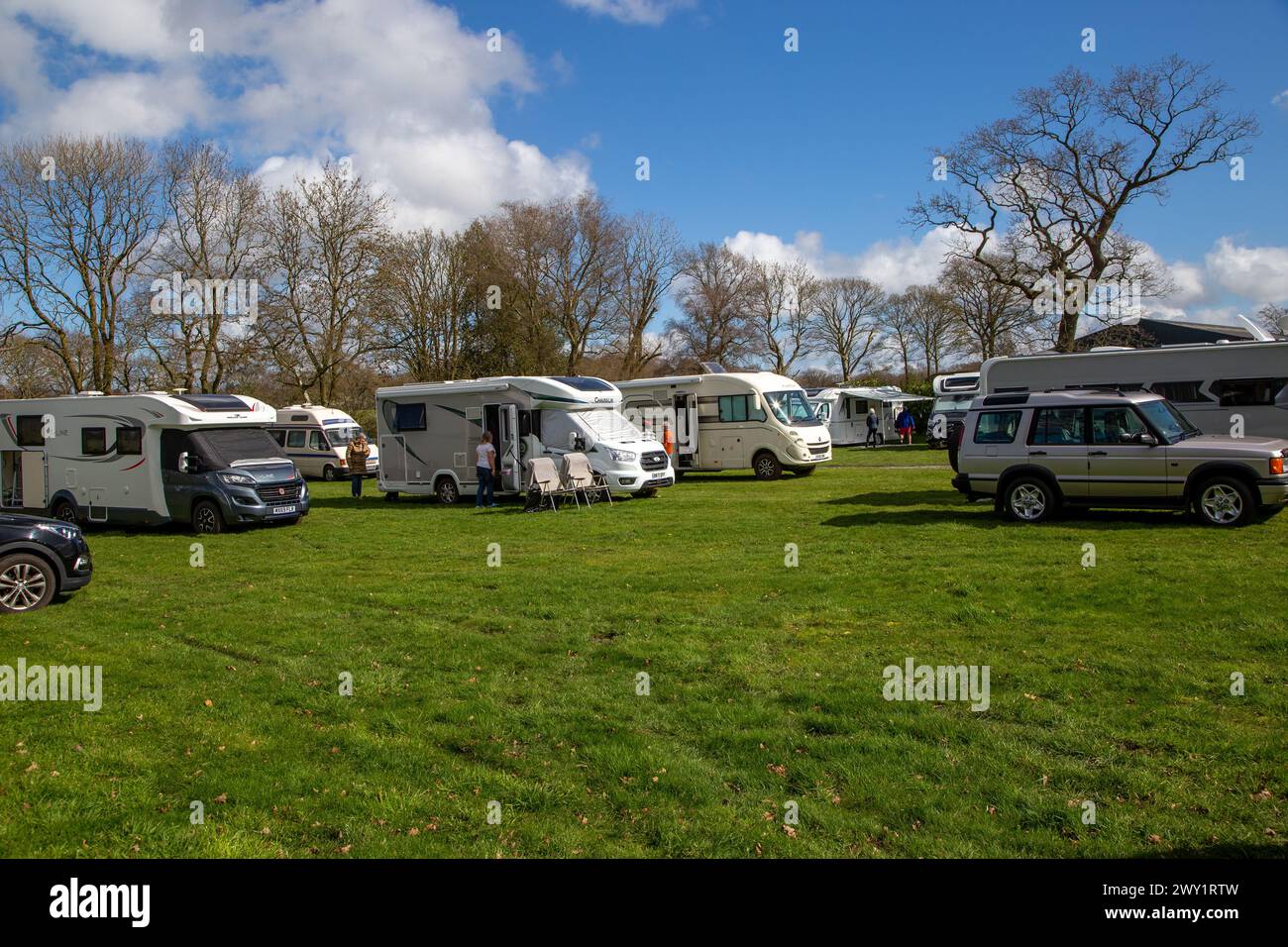 Camper in un rally in un campo nella campagna inglese Foto Stock
