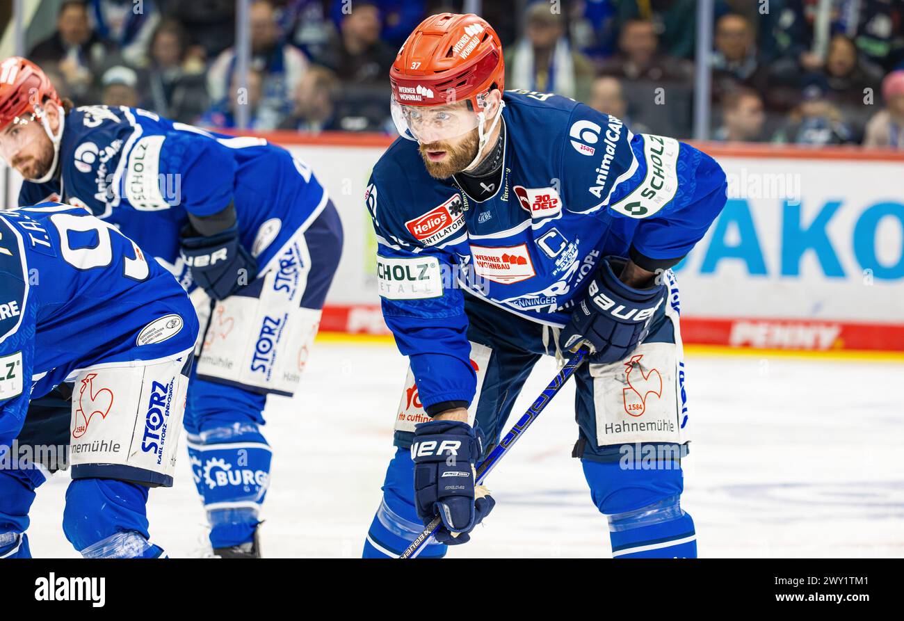 #37 Thomas Larkin, difensore degli Schwenninger Wild Wings è pronto per il faceoff. (Villingen-Schwenningen, Germania, 28.03.2024) Foto Stock