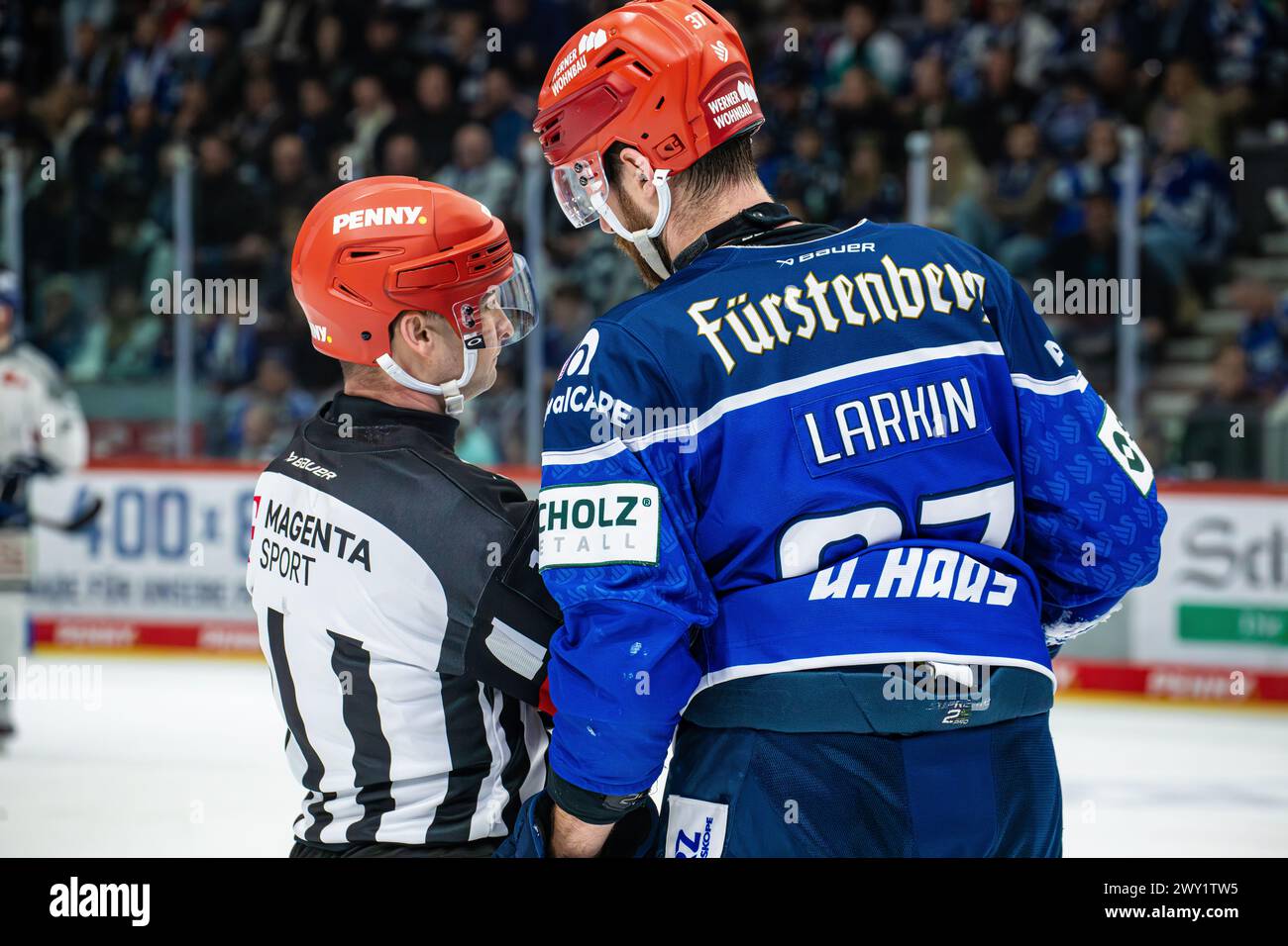 #37 Thomas Larkin (Schwenningen) parla con l'arbitro #16 Sean MacFarlane. (Villingen-Schwenningen, Germania, 28.03.2024) Foto Stock