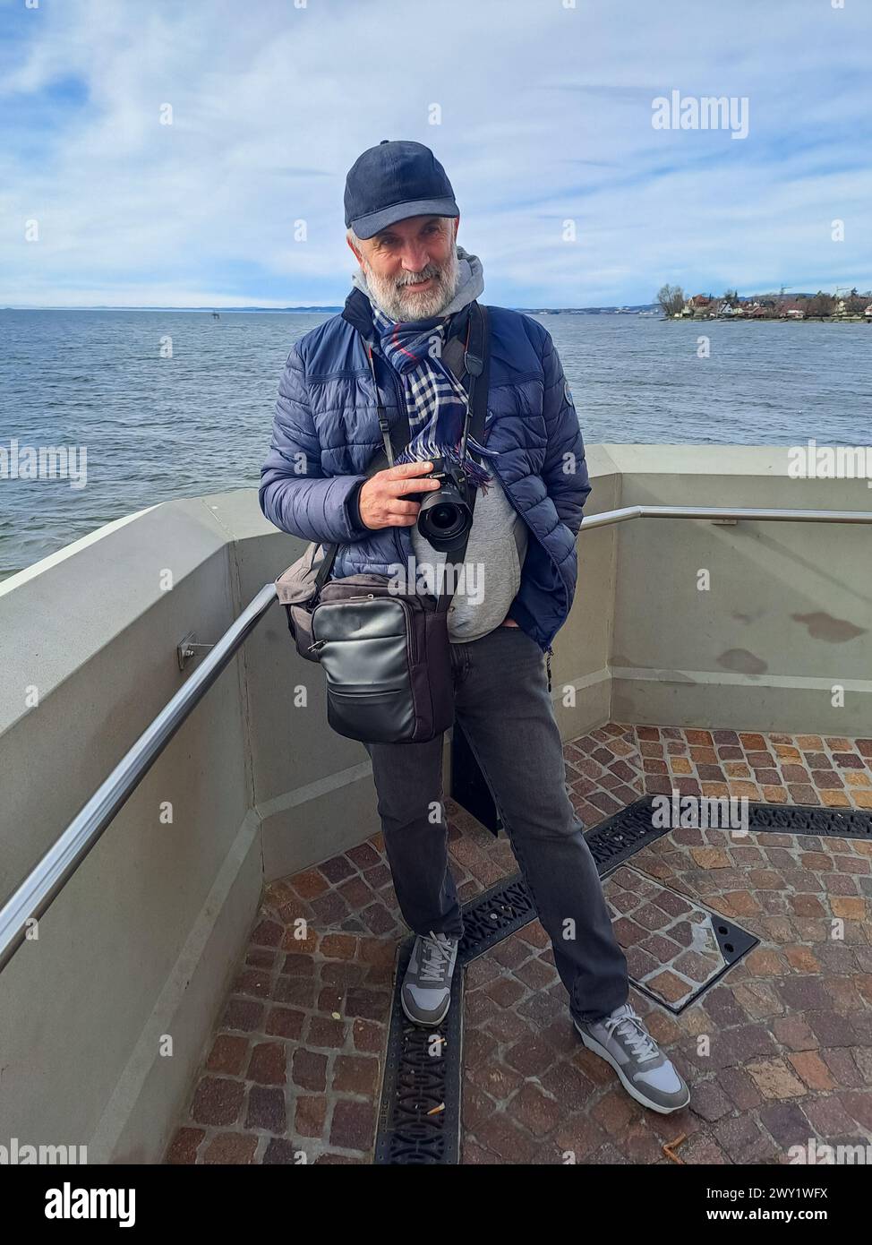 Uomo maturo con fotocamera in piena crescita vicino al lago di Costanza a Langenargen Foto Stock