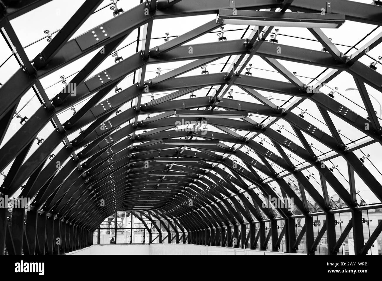 Struttura del tetto in metallo.14.04.2024 Bialystok Polonia.acciaio,tetto,struttura,vetro,vista,sottosuolo,giorno,passaggio. Foto Stock