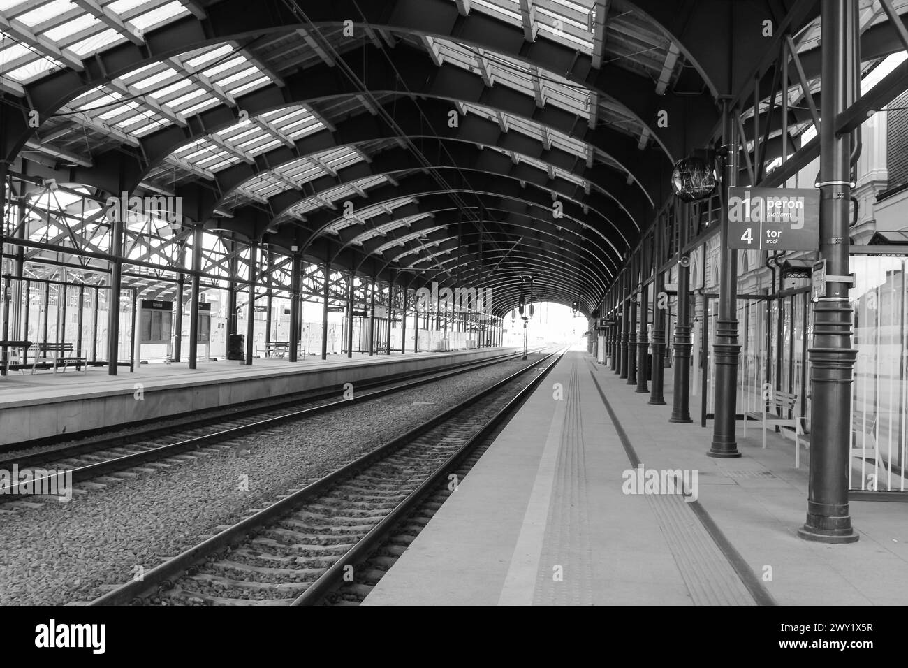 Binario della stazione ferroviaria.14.04.2024 Bialystok Polonia. In attesa di un treno su un binario vuoto della stazione ferroviaria. Foto Stock