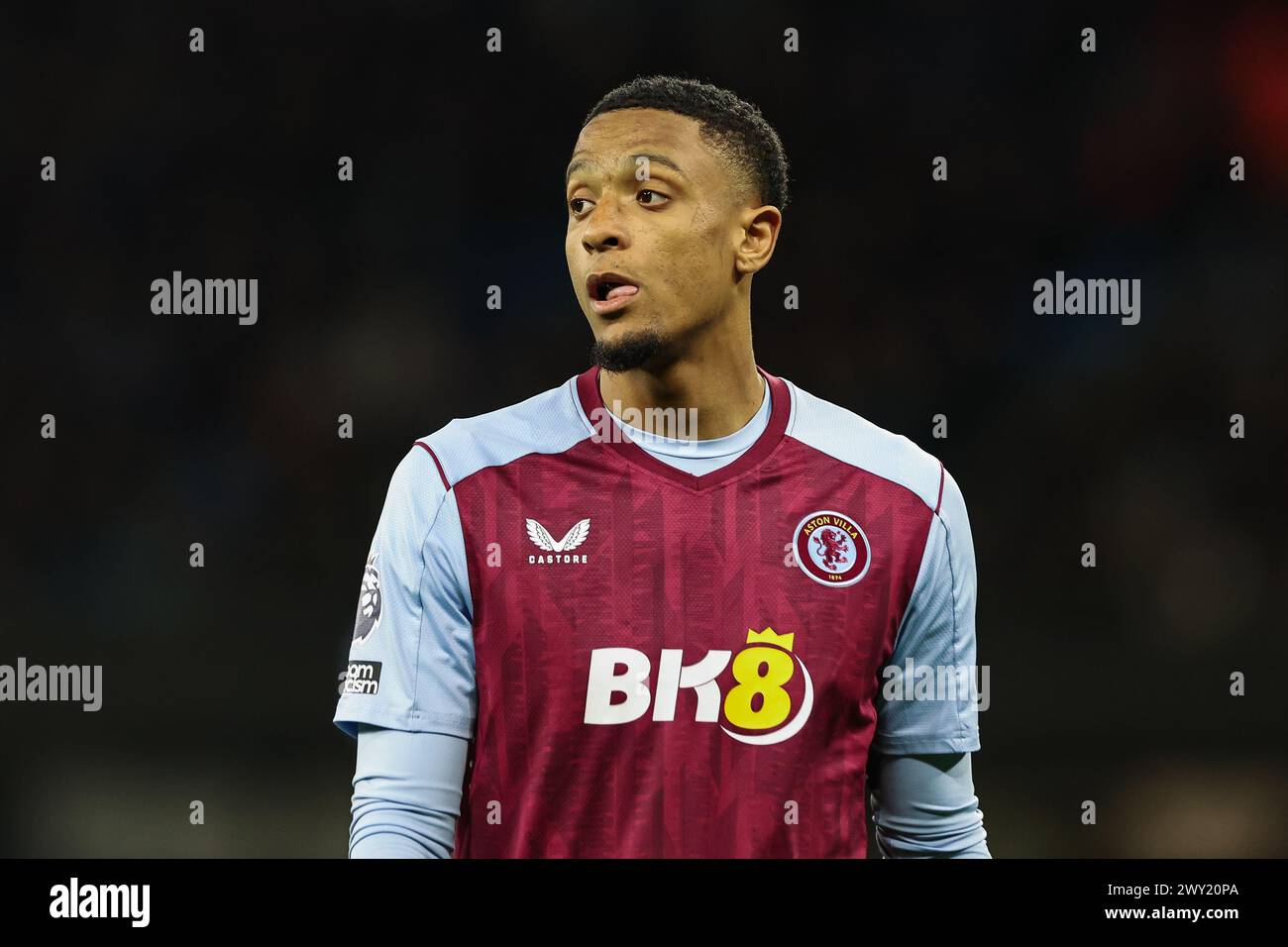 Ezri Konsa dell'Aston Villa durante la partita di Premier League Manchester City vs Aston Villa all'Etihad Stadium di Manchester, Regno Unito. 3 aprile 2024. (Foto di Mark Cosgrove/News Images) in, il 4/3/2024. (Foto di Mark Cosgrove/News Images/Sipa USA) credito: SIPA USA/Alamy Live News Foto Stock