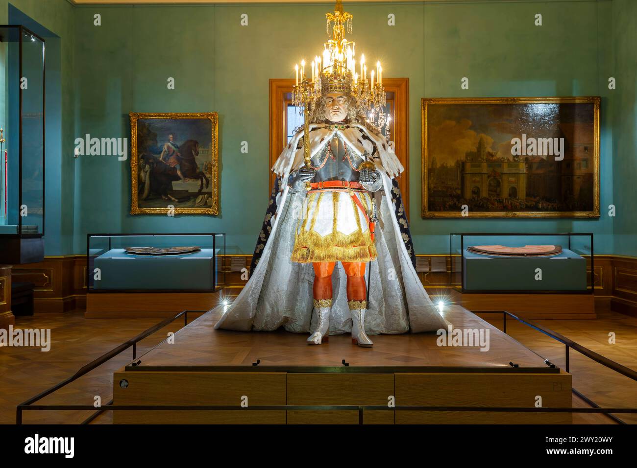 Residenzschloss Dresden Figurine Augusts des Starken in einer Römischen Prachtuniform in den Paraderäumen. Dresda Sachsen Deutschland *** Dresda Palazzo residenziale Figurina di Augusto il forte in un'uniforme di splendore romano nelle sale della sfilata Dresda Sassonia Germania Foto Stock