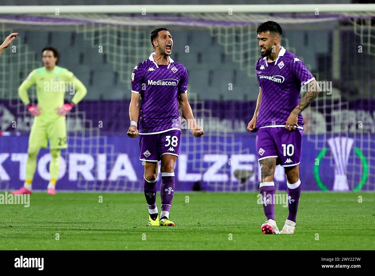 Firenze, Italia. 3 aprile 2024. Rolando Mandragora dell'ACF Fiorentina festeggia dopo aver segnato il gol del 1-0 durante la semifinale di Coppa Italia tra ACF Fiorentina e Atalanta BC allo stadio Artemio Franchi di Firenze (Italia), 3 aprile 2024. Crediti: Insidefoto di andrea staccioli/Alamy Live News Foto Stock