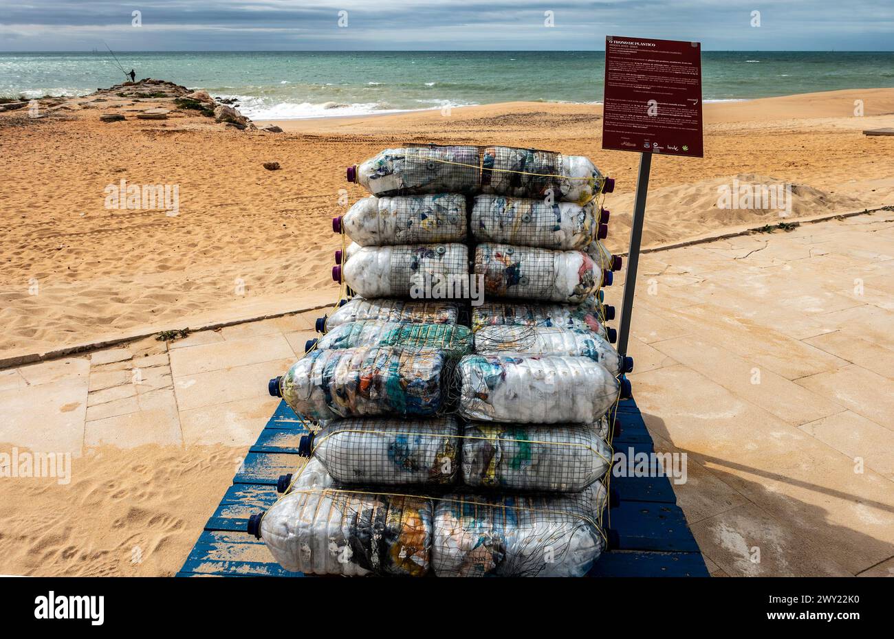 54 kg di plastica monouso, non riciclabile, progettata per esporre i danni all'ambiente, esposta a Quarteira, Portogallo. Foto Stock
