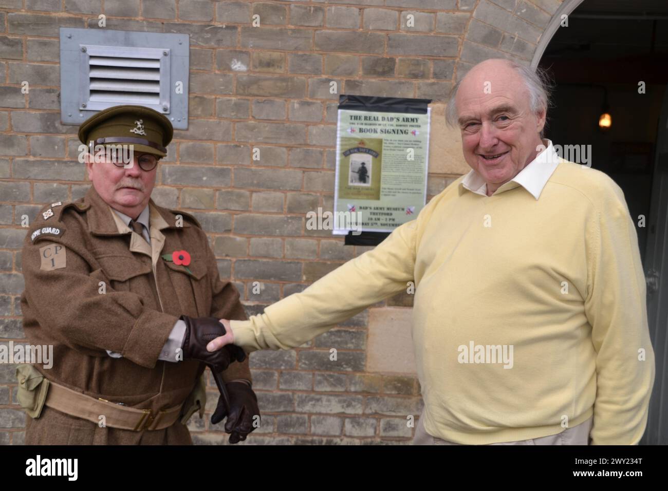 Giornalista sportivo ed emittente televisiva, Henry Blofeld con Mick Whitman al Museo dell'Esercito del papà di Thetford, Norfolk - 5 novembre 2011. Foto Stock