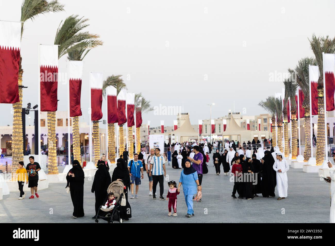 Famiglie arabe locali che camminano all'al Darab Saai di Umm Salal Mohamad a Doha, Qatar. Durante la celebrazione della giornata nazionale del Qatar. Foto Stock
