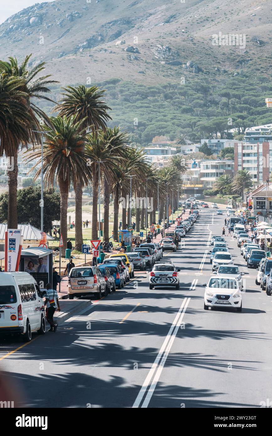 Città del Capo, Sud Africa - 2 aprile 2024: Traffico intenso lungo il Boulevard a Camps Bay, Sud Africa, sotto la montagna Foto Stock