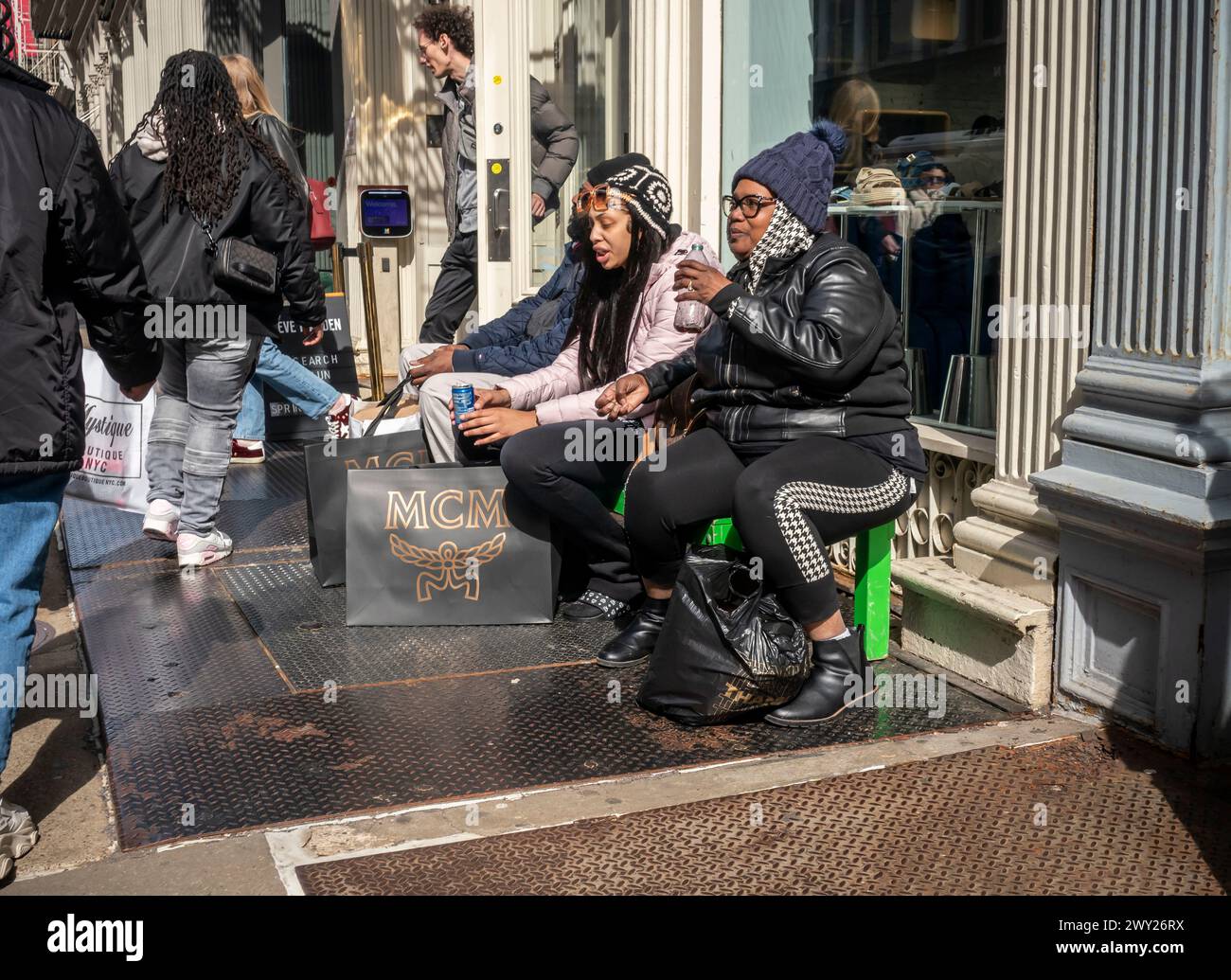 Gli amanti dello shopping nel quartiere Soho di New York approfittano del caldo clima primaverile sabato 30 marzo 2024. (© Richard B. Levine) Foto Stock