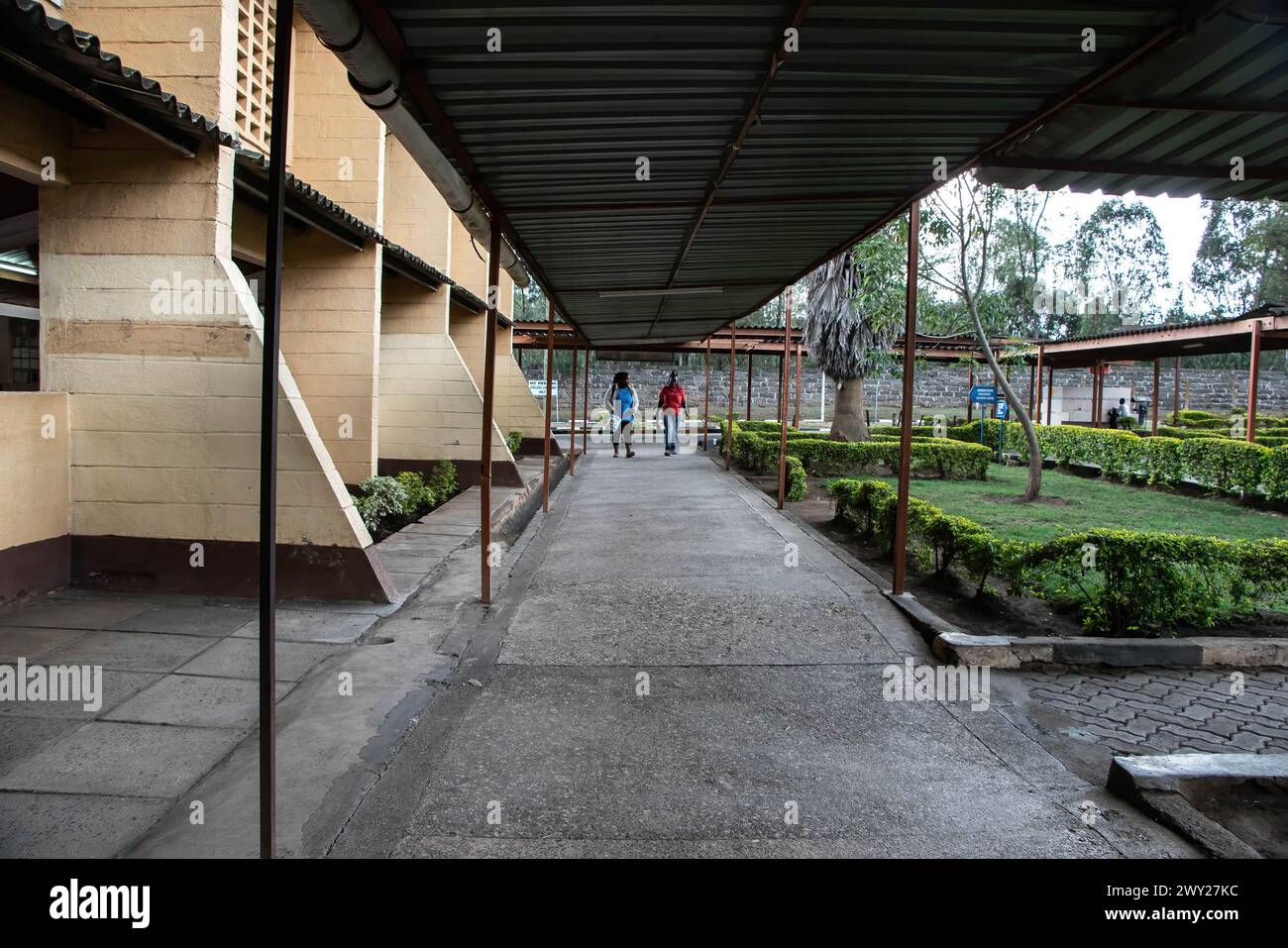 La gente cammina sui corridoi dell'ospedale Nakuru Level-5 dove i servizi medici sono stati notevolmente ostacolati a seguito di uno sciopero in corso a livello nazionale doctorís che sta entrando nella sua terza settimana. Tre settimane fa, i medici dell'ospedale pubblico keniota sono andati in sciopero per chiedere la piena attuazione di un accordo di contrattazione collettiva (CBA) del 2017, il pagamento di arretrati salariali, l'assunzione di medici tirocinanti, il miglioramento delle condizioni di lavoro tra le altre lamentele. Ancora una volta oggi, i medici hanno respinto un'offerta governativa volta a porre fine allo sciopero che ha lasciato molti pazienti che non possono permettersi costosi ospedali privati CA Foto Stock